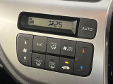 【オートエアコン】一度お好みの温度に設定すれば、車内の温度を検知し風量や温度を自動で調整。暑い…寒い…と何度もスイッチ操作をする必要はありません。快適な車内空間には必須の機能ですね♪