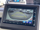 【バックカメラ】駐車時に後方がリアルタイム映像で確認できます。大型商業施設や立体駐車場での駐車時や、夜間のバック時に大活躍!運転スキルに関わらず、今や必須となった装備のひとつです!
