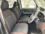 運転席まわりには十分なスペースがあり、大柄な方でもゆったり運転していただける環境です。