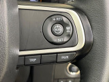 【アダプティブクルーズコントロール】自動で前の車との車間距離を一定に保ち、速度調整しながら走行します。高速道路のドライブで役立つ装備です。