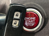 【Hondaスマートキー】カバンやポケットに入れたままでもドアの施錠・解錠が可能なスマートキーを装備。エンジンのオン・オフ時もカギを取り出す必要が無いからとっても便利です♪