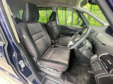 運転席まわりには十分なスペースがあり、大柄な方でもゆったり運転していただける環境です。