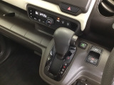 発進時から滑らかに加速する無段階変速のCVTはストップ/ゴーの多い街の中も快適です