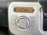 【オートエアコン】一度お好みの温度に設定すれば、車内の温度を検知し風量や温度を自動で調整。暑い…寒い…と何度もスイッチ操作をする必要はありません。快適な車内空間には必須の機能ですね♪