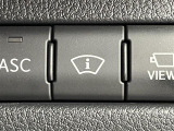 【ヘッドアップディスプレイ(HUD)】フロントウインドウガラスに走行情報を投影します。運転中の目線と重なるように表示されるので、少ない視線移動で速度が確認できるので、 ドライビングに集中できます!