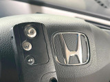 【Hondaスマートキー】カバンやポケットに入れたままでもドアの施錠・解錠が可能なスマートキーを装備。エンジンのオン・オフ時もカギを取り出す必要が無いからとっても便利です♪