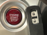 【Hondaスマートキー】カバンやポケットに入れたままでもドアの施錠・解錠が可能なスマートキーを装備。エンジンのオン・オフ時もカギを取り出す必要が無いからとっても便利です♪