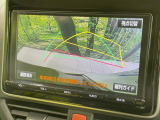 【バックカメラ】駐車時に後方がリアルタイム映像で確認できます。大型商業施設や立体駐車場での駐車時や、夜間のバック時に大活躍!運転スキルに関わらず、今や必須となった装備のひとつです!