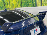 【大型リヤスポイラー】スポーツカーらしさがグッと引き立つ大型リヤスポイラーを装着♪高速走行時のスタビリティ(走行安定性)向上に役立ちます。