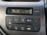 【オートエアコン】一度お好みの温度に設定すれば、車内の温度を検知し風量や温度を自動で調整。暑い…寒い…と何度もスイッチ操作をする必要はありません。快適な車内空間には必須の機能ですね♪