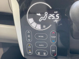 【オートエアコン】一度お好みの温度に設定すれば、車内の温度を検知し風量や温度を自動で調整。暑い…寒い…と何度もスイッチ操作をする必要はありません。快適な車内空間には必須の機能ですね♪