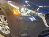 【LEDヘッドライト】悪天候や夜間走行時も良好な視界を確保し安心して運転できる高輝度LEDヘッドライトを装備!点灯速度が早く、消費電力も抑えられています。
