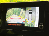 【パノラミックビューモニター】専用のカメラにより、上から見下ろしたような視点で360度クルマの周囲を確認することができます☆死角部分も確認しやすく、狭い場所での切り返しや駐車もスムーズに行えます。
