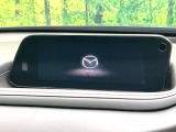 【8.8インチマツダコネクト】車内の雰囲気にマッチした大型のディスプレイ。スマホ接続でのナビ使用やBluetooth再生等、様々な機能が楽しめます。直感的なダイヤル操作が可能で、使い勝手も良好です。