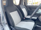 運転席まわりには十分なスペースがあり、大柄な方でもゆったり運転していただける環境です。