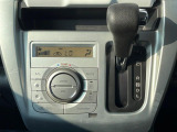 【オートエアコン】一度お好みの温度に設定すれば、車内の温度を検知し風量や温度を自動で調整。暑い…寒い…と何度もスイッチ操作をする必要はありません。快適な車内空間には必須の機能ですね♪