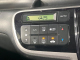 【オートエアコン】一度お好みの温度に設定すれば、車内の温度を検知し風量や温度を自動で調整。暑い…寒い…と何度もスイッチ操作をする必要はありません。快適な車内空間には必須の機能ですね♪