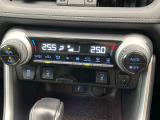 【前席シートヒーター】寒い日に重宝するシートヒーター!エアコンより早く温まってくれるので寒がりの人も安心ですね♪エアコンの温風は乾燥するから苦手、という方にもをおすすめです。