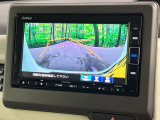 【バックカメラ】駐車時に後方がリアルタイム映像で確認できます。大型商業施設や立体駐車場での駐車時や、夜間のバック時に大活躍!運転スキルに関わらず、今や必須となった装備のひとつです!