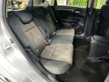 コンパクトカーですが、セカンドシートは十分な広さがあり快適にお乗りいただけます♪シートを倒して大きな荷物を積んだりと、用途の幅が広い1台です。