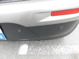リヤバンパーに4つの超音波センサーを内蔵し、車両後方にある障害物を検知。透明なガラスなども検知でき、コンビニの駐車場などでの衝突回避をサポートします☆