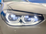 ●LEDヘッドライト:夜間走行時も良好な視界を確保し安心して運転できる高輝度LEDヘッドライトを装備!点灯速度が早く、消費電力も抑えられています。