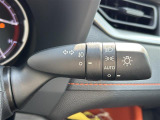 【オートワイパー(AUTO)】雨が降り出した時に、雨滴検出用センサー(レインセンサー)が雨滴を感知すると、自動でワイパーが動作します。