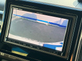 【バックカメラ】駐車時に後方がリアルタイム映像で確認できます。大型商業施設や立体駐車場での駐車時や、夜間のバック時に大活躍!運転スキルに関わらず、今や必須となった装備のひとつです!
