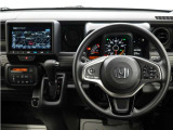 運転にかかわる様々な操作を安全に行えるように視点移動が少なく、操作性に配慮されたスイッチ類が凝縮されたコクピットです。