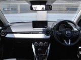 運転が苦手でも、落ち着ける自分だけの空間。シンプルで見やすい内装デザインが、余計な不安を取り除き、リラックスして運転を楽しめるように導きます。