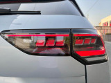 ダイナミックターンインジケーター付き3DのLEDテールランプ。ウィンカーの光が流れるように点滅、後続車からの視認性が高まり、万一の追突の危険性を軽減します。