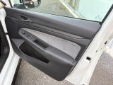 運転席ドアトリム。ドアポケットにはペットボトルも置けるスペースが確保されています。