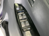 【電動格納ミラー】サイドミラーは電動格納式となっており、狭い駐車場でもキズがつくリスクを抑えられます。