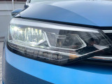 LEDヘッドライト。日中の自然光に近いLEDの光がより明るく夜道を照らし、ドライバーの疲労を減らします。