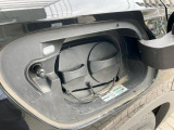 ChadeMo対応の急速充電器と、家庭用普通充電器の位置は運転席側後方同じ位置に備わります。普段の給油口の位置と同じ位置です。