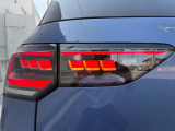 ダイナミックターンインジケーター付き3DのLEDテールランプ。ウィンカーの光が流れるように点滅、後続車からの視認性が高まり、万一の追突の危険性を軽減します。