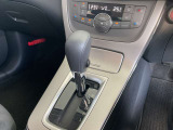 フロアシフト。ミッションは無段変速機(CVT)です。
