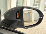 サイドアシスト付きドアミラー。後方死角ゾーンを走行する車両を検知することで、ミラー内側のインジケーターが点灯、安全な車線変更をサポートします。