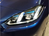 【LEDヘッドライト】先進のLEDテクノロジーを採用。放射される白色光の周波特性は太陽光に近く、バイキセノン・ヘッドライトを上回るコントラストで更に明るく輝きます!