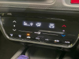 【オートエアコン】一度お好みの温度に設定すれば、車内の温度を検知し風量や温度を自動で調整。暑い…寒い…と何度もスイッチ操作をする必要はありません。快適な車内空間には必須の機能ですね♪