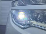 【LEDヘッドライト】悪天候や夜間走行時も良好な視界を確保し安心して運転できる高輝度LEDヘッドライトを装備!点灯速度が早く、消費電力も抑えられています。