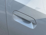 【デザインとの融合】BMWデザイナーが創り出したボディデザインを損なう事のない様に配置とデザインに拘っています。ドアノブについてもBMWの拘りに妥協はありません。