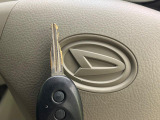 【キーレス】少し離れた場所からでもボタン一つでドアの開錠・施錠ができるのでとっても便利!ドアの鍵穴周りに傷をつけることもありません♪