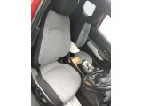 明るく気持ちの良いシート。長時間の運転も疲れにくい設計となっております。