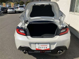 バックドアは大きく開き、荷物の出し入れが楽にできます。
