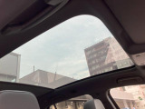 パノラマガラスルーフ。室内に心地よい光、そして開放感をもたらします。
