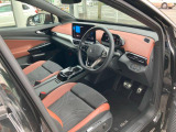 Volkswagenらしい水平基調はそのままに、新鮮な色使いの内装は皆様に好評いただいております。