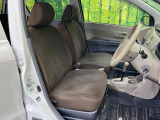 運転席まわりには十分なスペースがあり、大柄な方でもゆったり運転していただける環境です。