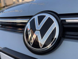 フロントの「VW」エンブレムが光るイルミネーション付きエンブレム装備です