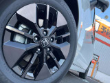 純正16インチアルミホイール装着で、タイヤサイズは『205/60R16』となっております!